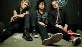 Green Day поделились еще одним роликом из студии