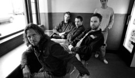 Pearl Jam выпустили футболки к Хэллоуину