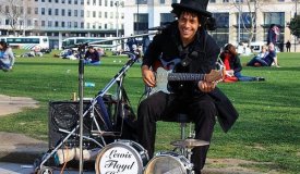 Уличные музыканты в Лондоне научились принимать карты