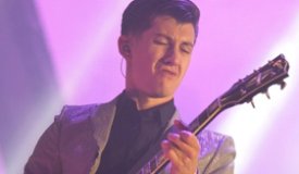 Фронтмен Arctic Monkeys откажется от игры на гитаре
