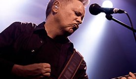 Вокалист New Order продолжит турне с переломом ноги