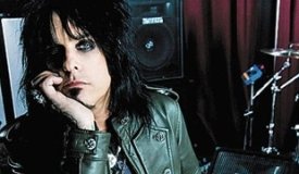 Басист Motley Crue прыгнул в толпу фанатов