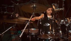 5-ти летняя девочка вмочила на барабанах песню System Of A Down