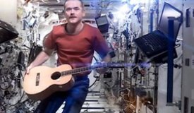 Командир экипажа МКС записал в космосе кавер-версию трека Дэвида Боуи