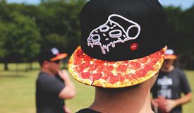 Пицца Хат занялась свэг-одеждой