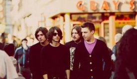 Arctic Monkeys представят новую песню Electricity в День музыкального магазина