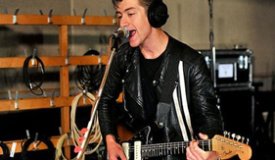 Arctic Monkeys исполнили свой новый трек Mad Sounds