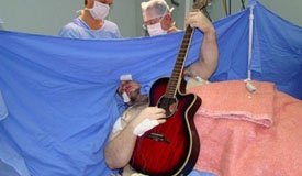 Бразилец спел «битлов» во время операции на головном мозге