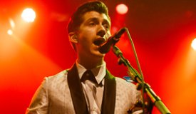 Вокалист Arctic Monkeys не пускает свою маму на фестивали