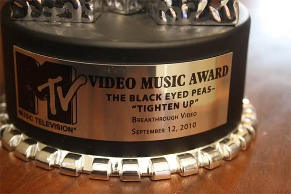 Black-Eyed-Peas-the-black-keys-mtv