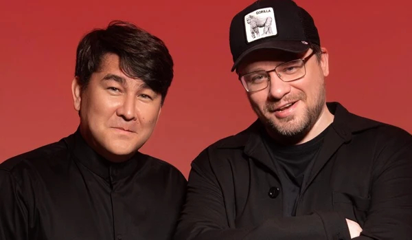 Купание обезьяны в теплой воде